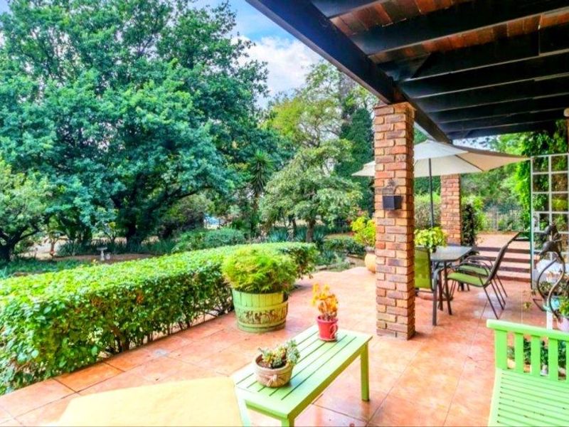 "A phenomenal residence is characterised by a generously sized land." - Photo 4