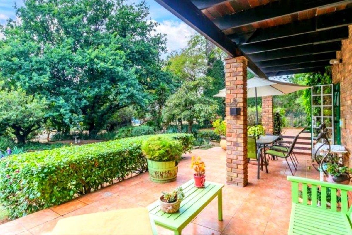 "A phenomenal residence is characterised by a generously sized land." - Photo 4