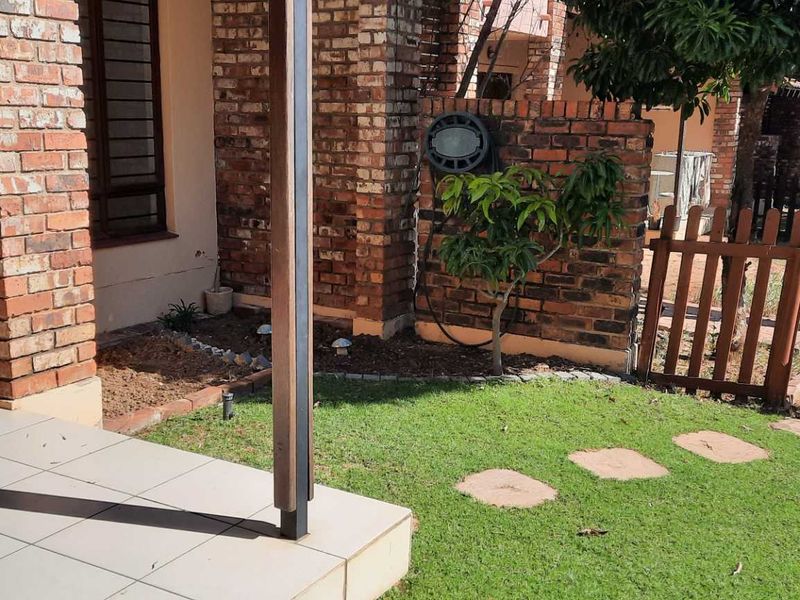 2 Bed 2 Bath Duplex with Private Garden - Photo 4