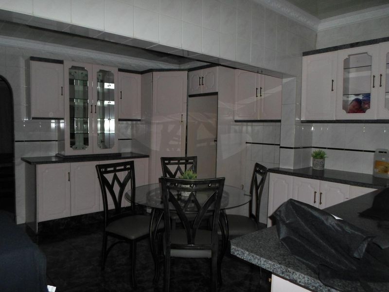 Stylish Double-Story Home with Future Flatlets! - Photo 7