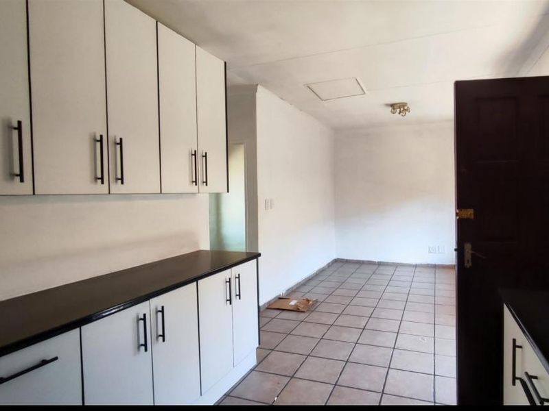 ** Charming 2-Bedroom Apartment with Modern Amenities** - Photo 5