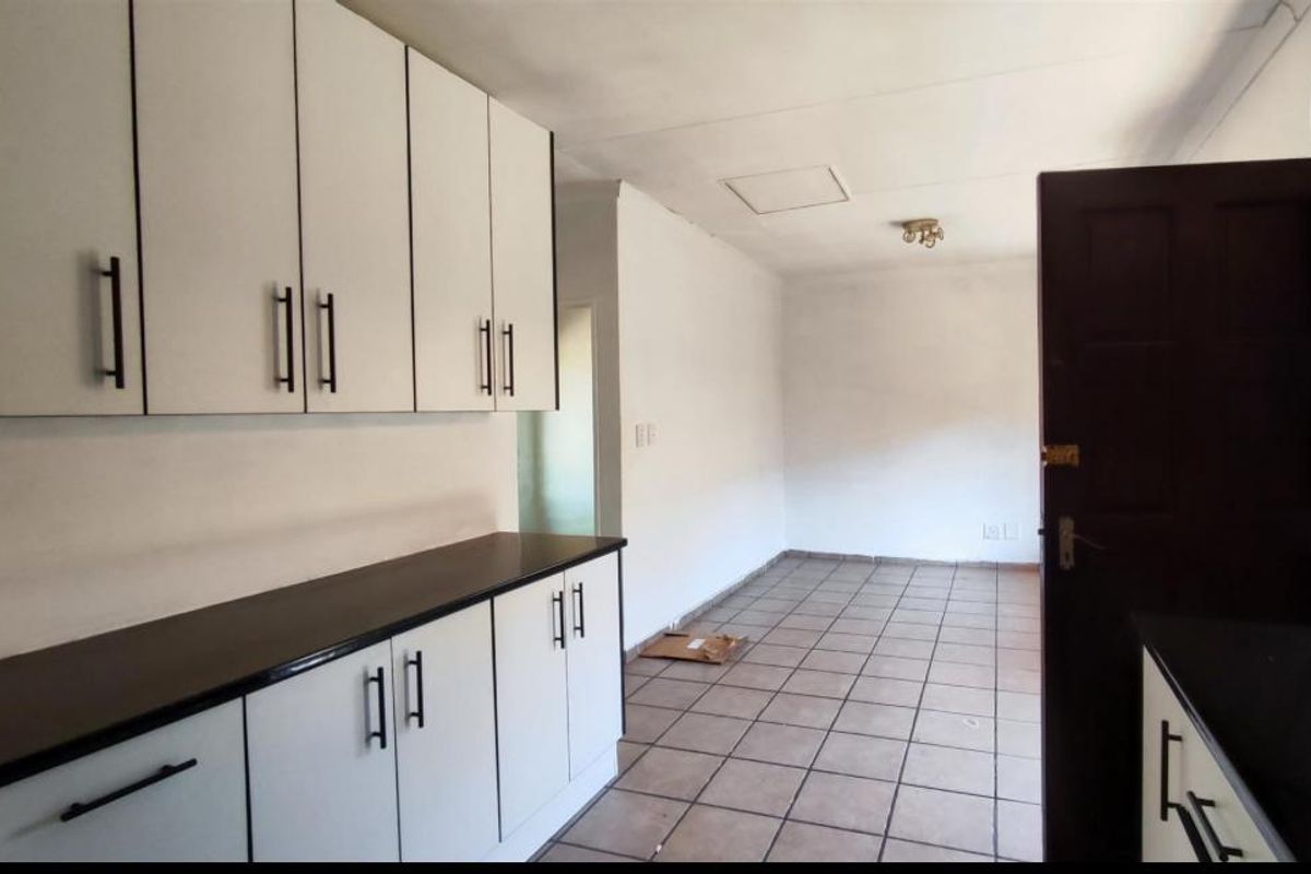 ** Charming 2-Bedroom Apartment with Modern Amenities** - Photo 5