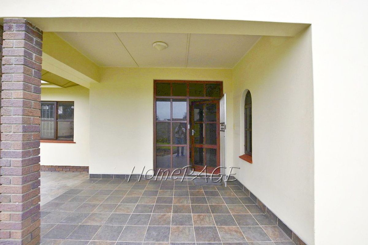 Central, Walvis Bay:  BEAUTIFUL, SPACIOUS HOME WITH FLAT FOR SALE - Photo 2