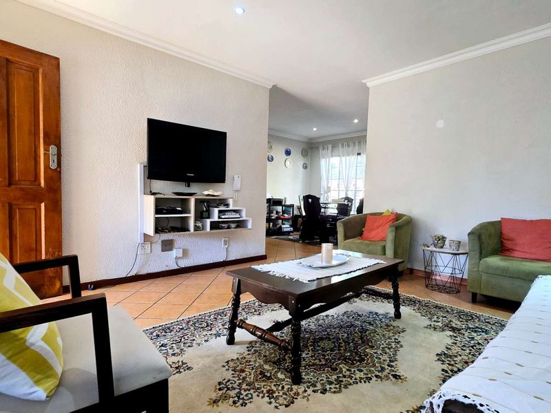 Charming 2-Bedroom Home in Secure, Pet-Friendly Complex - Photo 2