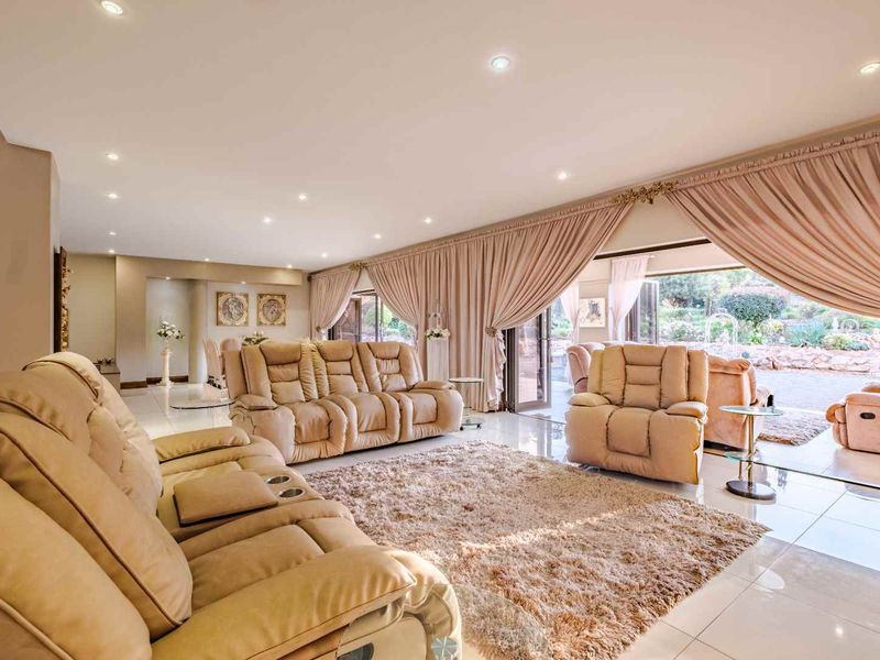 5 Bedroom House for Sale in Blue Saddle Ranches. - Photo 8