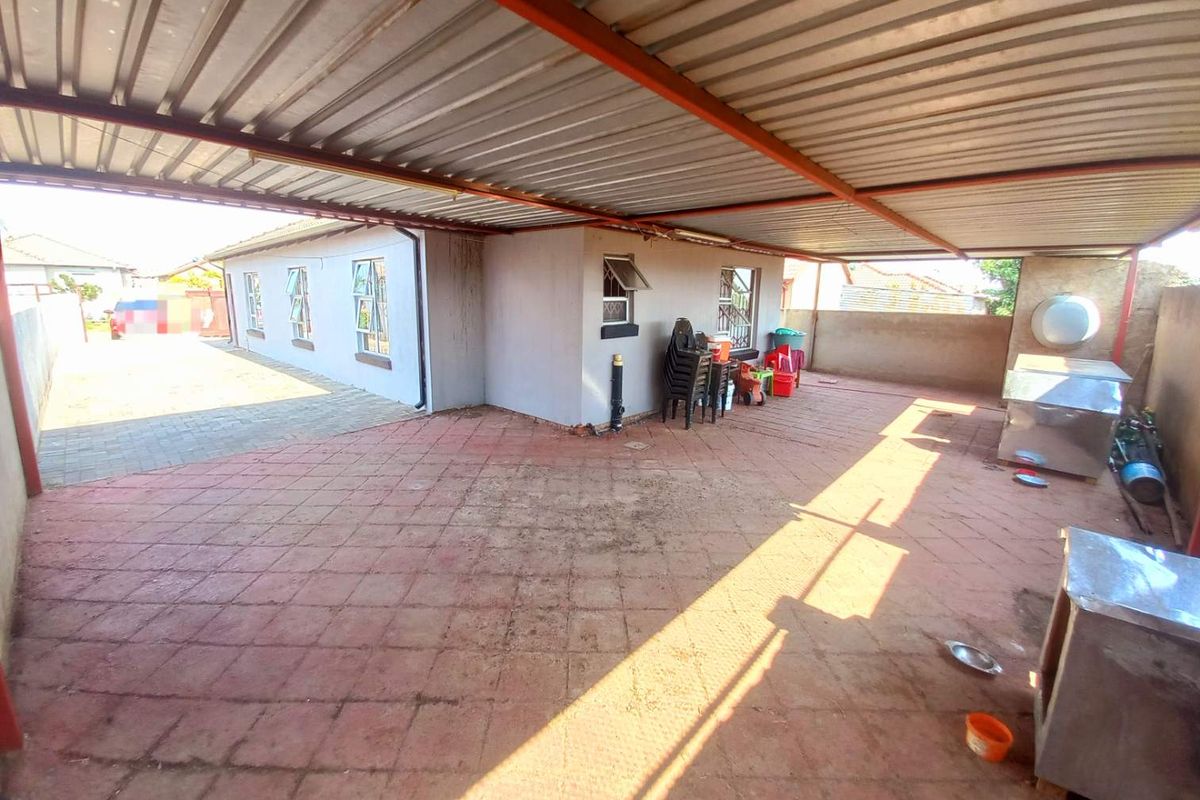 Three bedrooms house for sale in Soshanguve VV - Photo 3