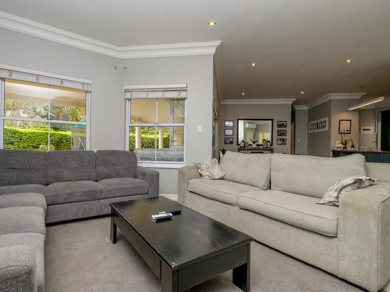 NEW ON MARKET. STUNNING 3 BED 2 BATH  HOME WITH LOFT EN SUITE - Photo 6