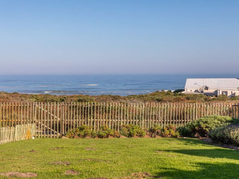 Charming Coastal Retreat in Exclusive Grotto Bay - Photo 2