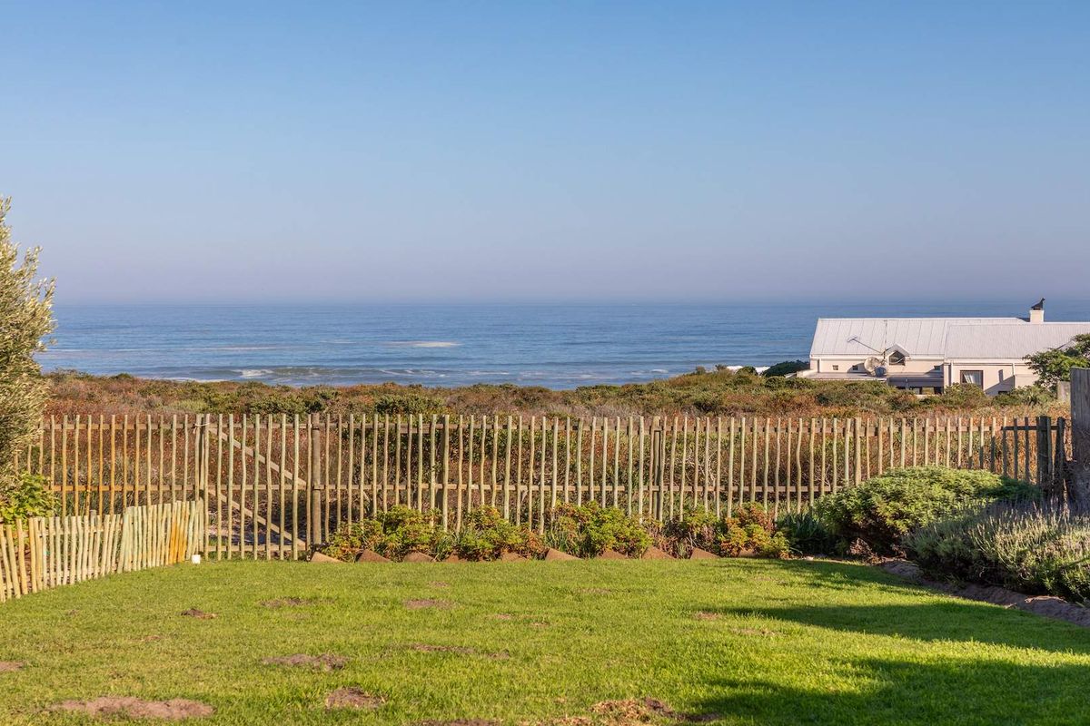 Charming Coastal Retreat in Exclusive Grotto Bay - Photo 2