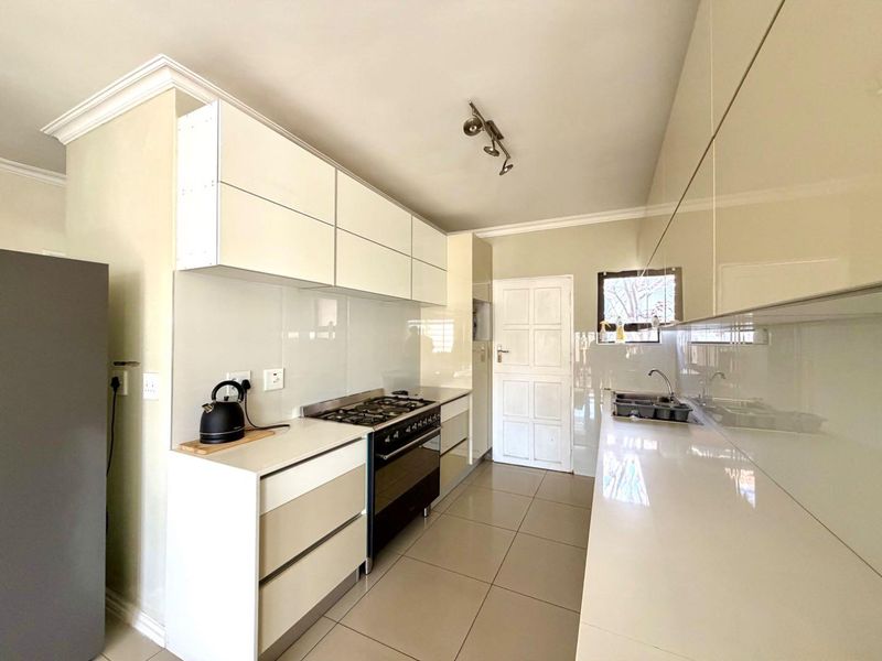 Modern 3 Bedroom 2 bathroom House - Photo 2