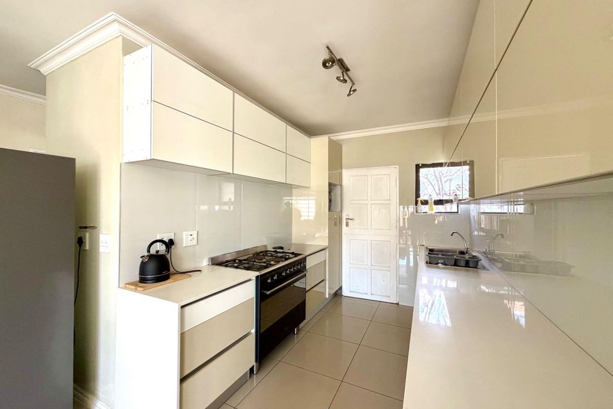 Modern 3 Bedroom 2 bathroom House - Photo 2