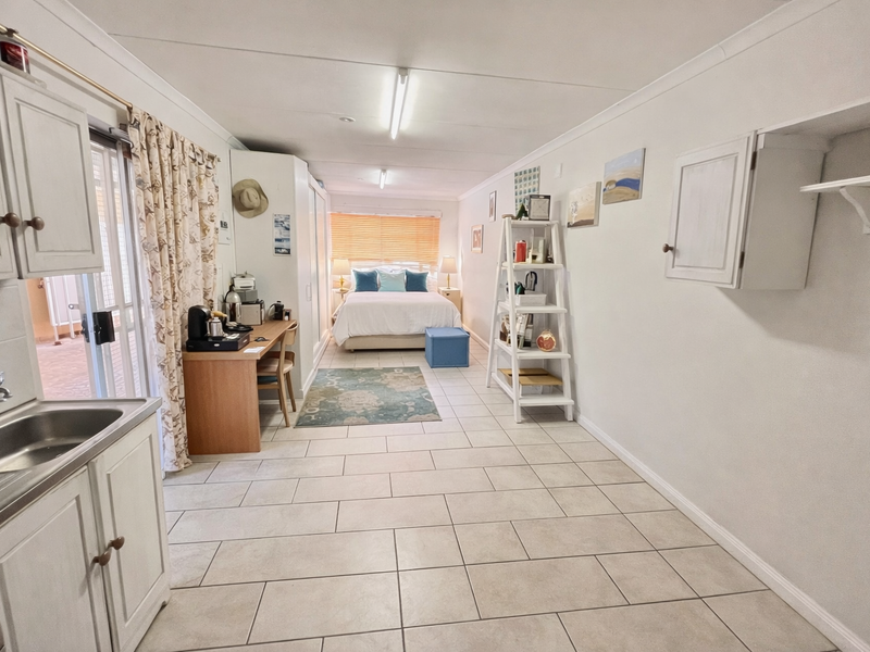 Spacious and Modern Family Home with Outdoor Entertaining Oasis** - Photo 9