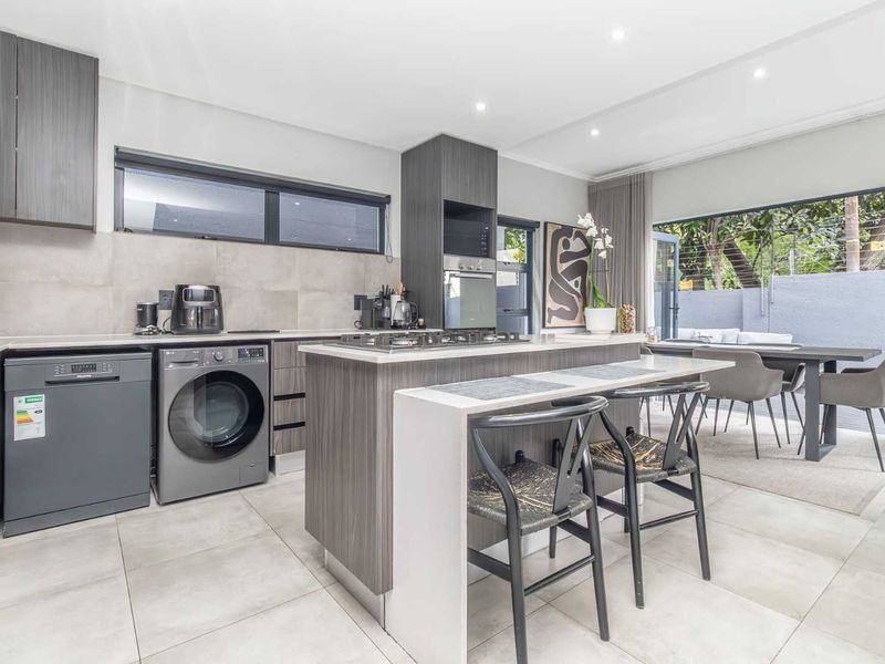 "Luxury Townhouse  - Modern living meets unmatched comfort!" - Photo 4