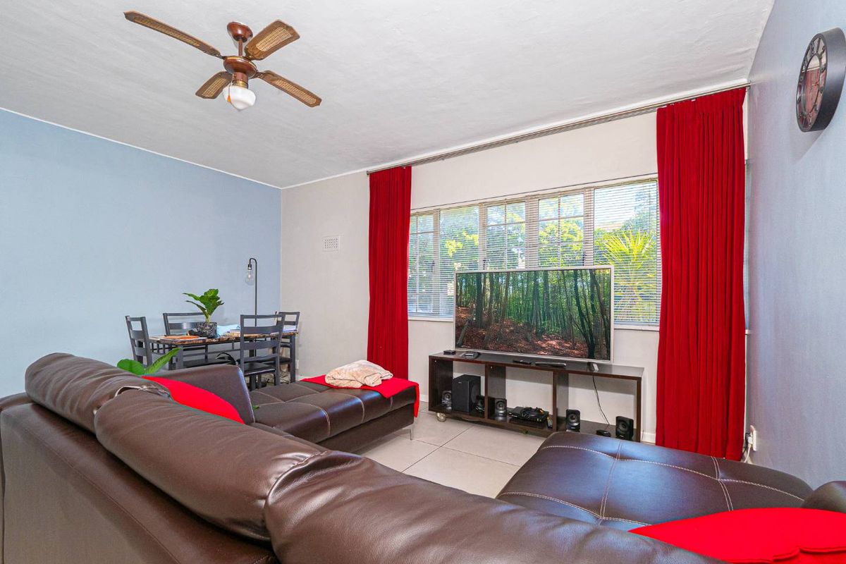 Modern Apartment with Spacious Garage in Prime Claremont Upper Location. - Photo 3