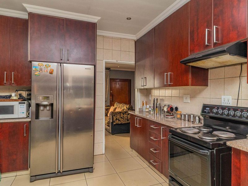 3 Bedroom Gem with Versatile Flatlet! - Photo 8