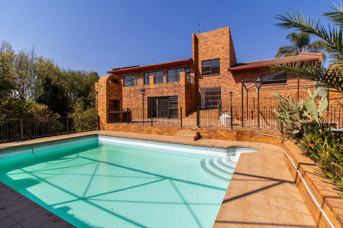 Elegant Face Brick Home with Solar Pool & Built-In Braai - Photo 3