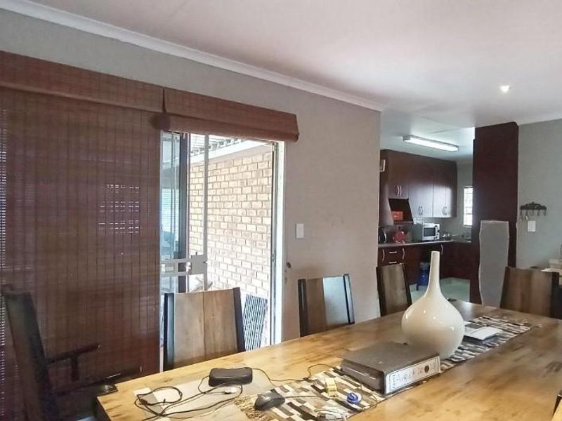 Charming Cluster Home - Photo 6