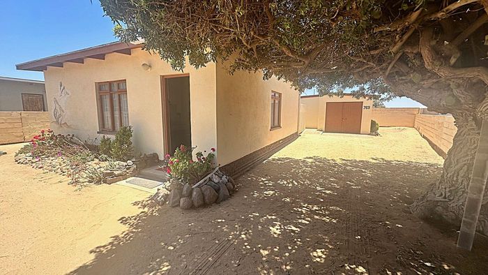 Property #2439951, House For Sale in Henties Bay Central