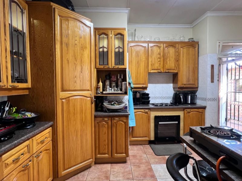 Spacious 3-Bed Family Home with Pool & Entertainment Area - Photo 9