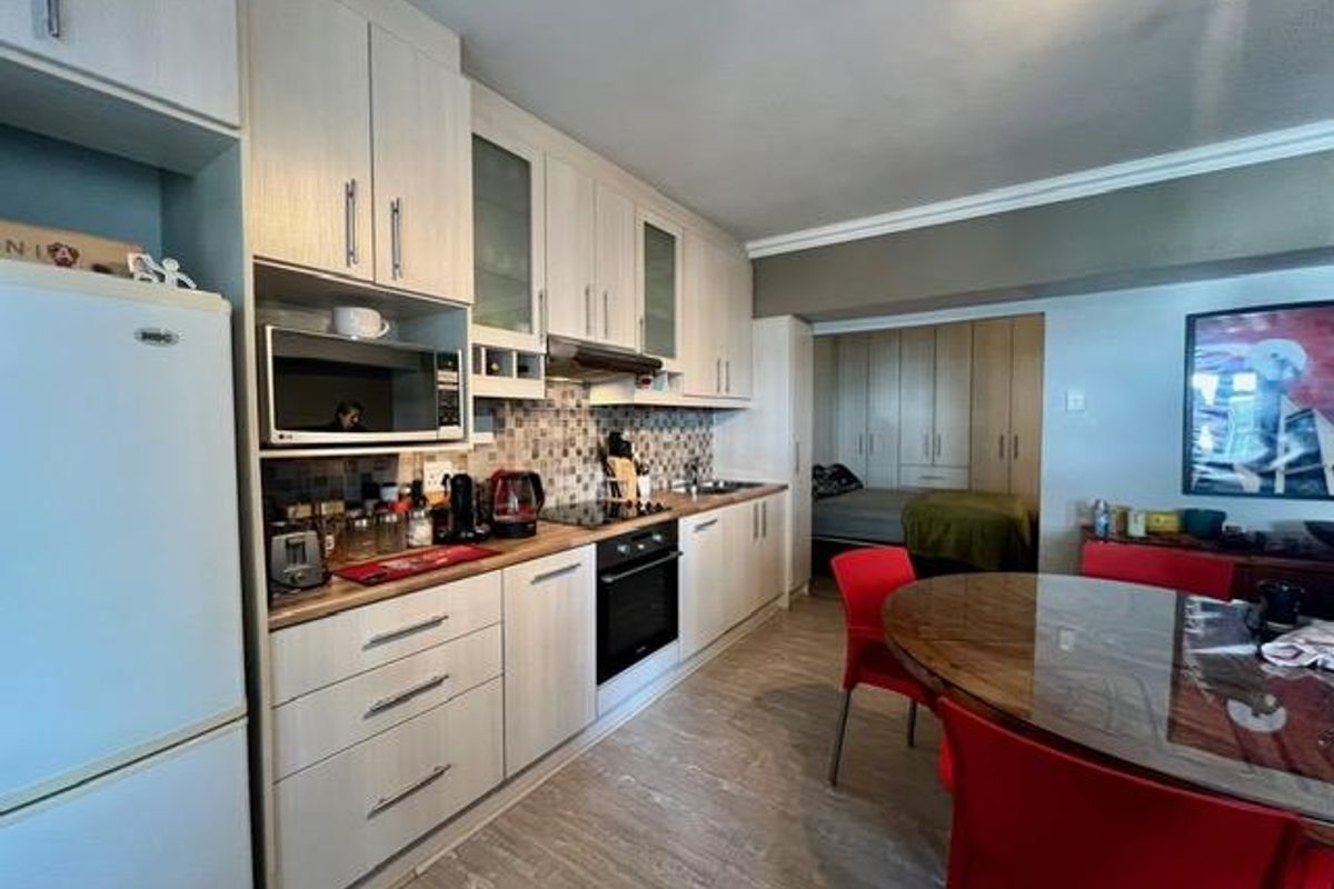 Airbnb friendly or Lock-up-and-Go Apartment with Garage - Photo 4