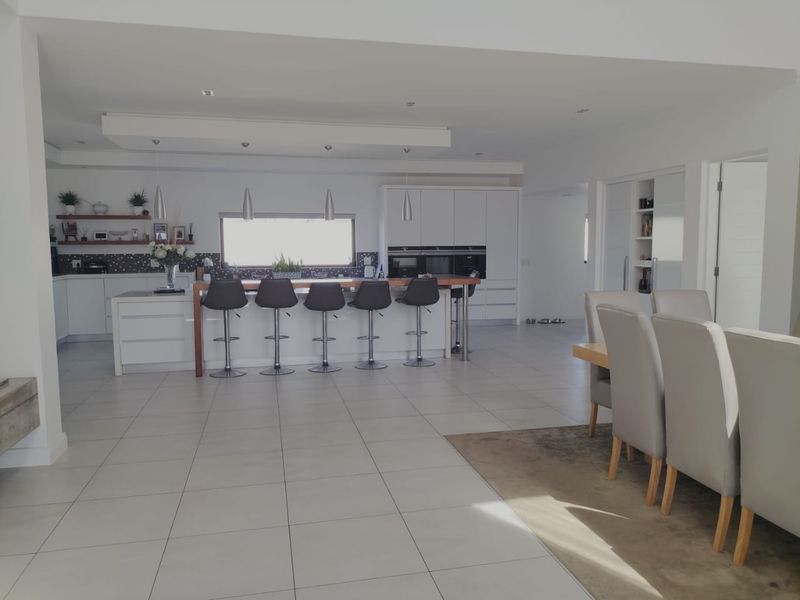 Exquisite 5-Bedroom Executive House in Meersig, Walvis Bay - Photo 9