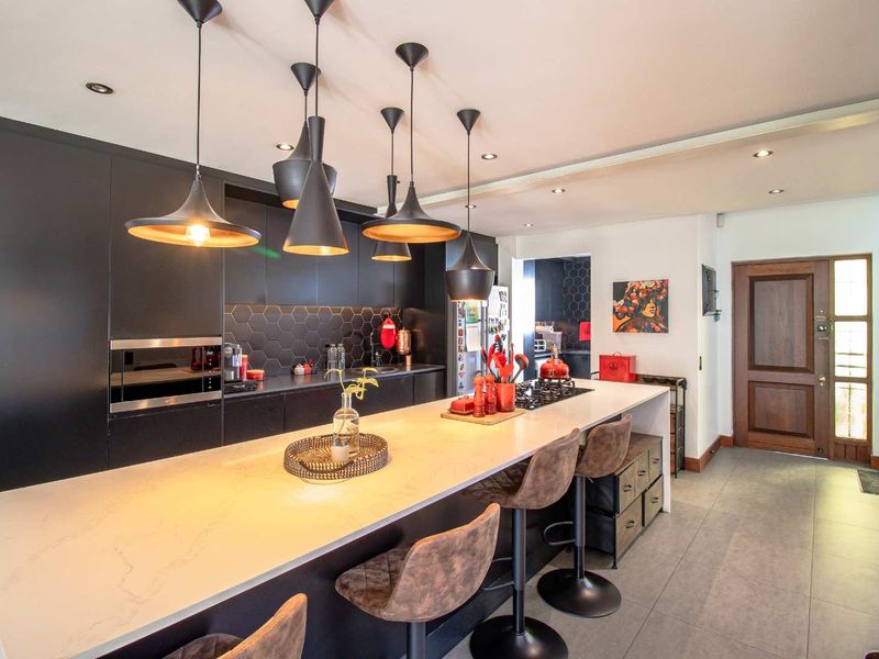 Gorgeous 3 bed, 2.5 bath duplex available for sale in Bryanston - Photo 4