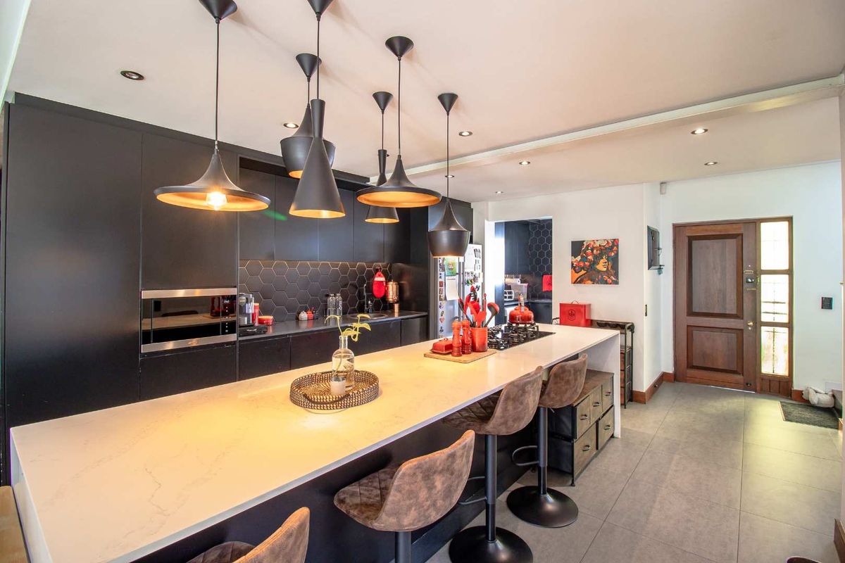 Gorgeous 3 bed, 2.5 bath duplex available for sale in Bryanston - Photo 4