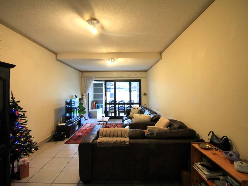 Charming 2 Bedroom Garden Apartment in Secure Estate - Photo 5