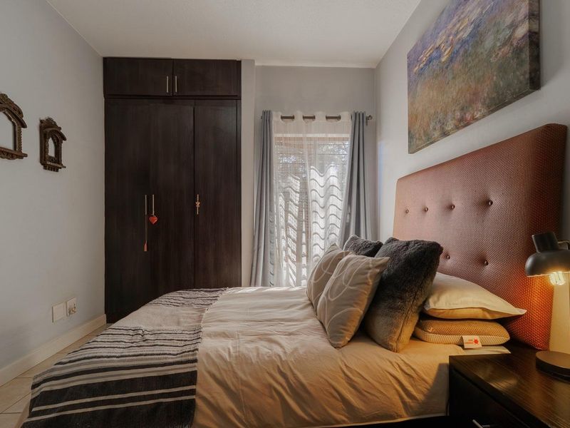 Two bedroom corner, ground-floor unit with large garden - Security complex - Photo 3