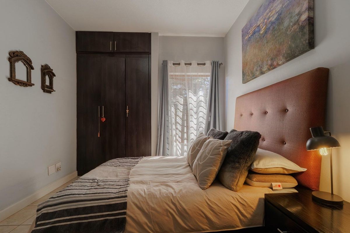 Two bedroom corner, ground-floor unit with large garden - Security complex - Photo 3