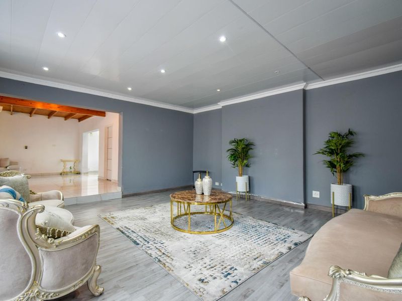 Four bedroom family home in Waterkloof Ridge Estate - Photo 4