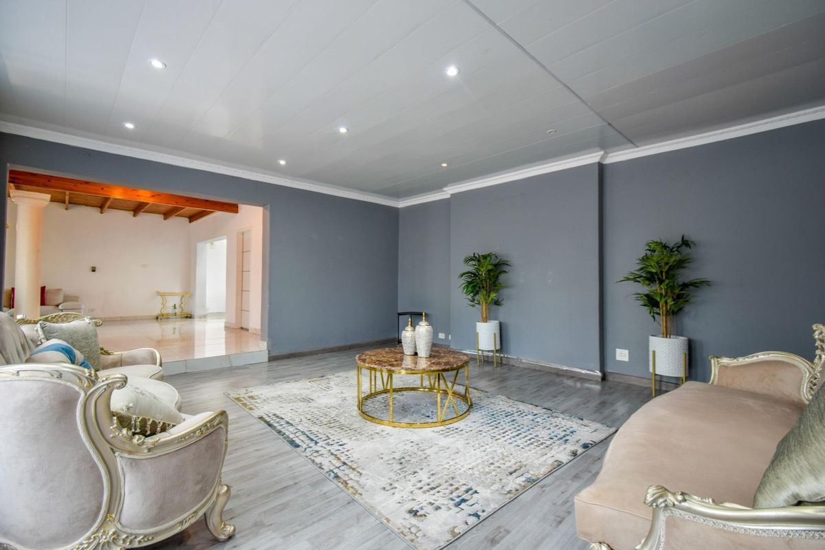 Four bedroom family home in Waterkloof Ridge Estate - Photo 4