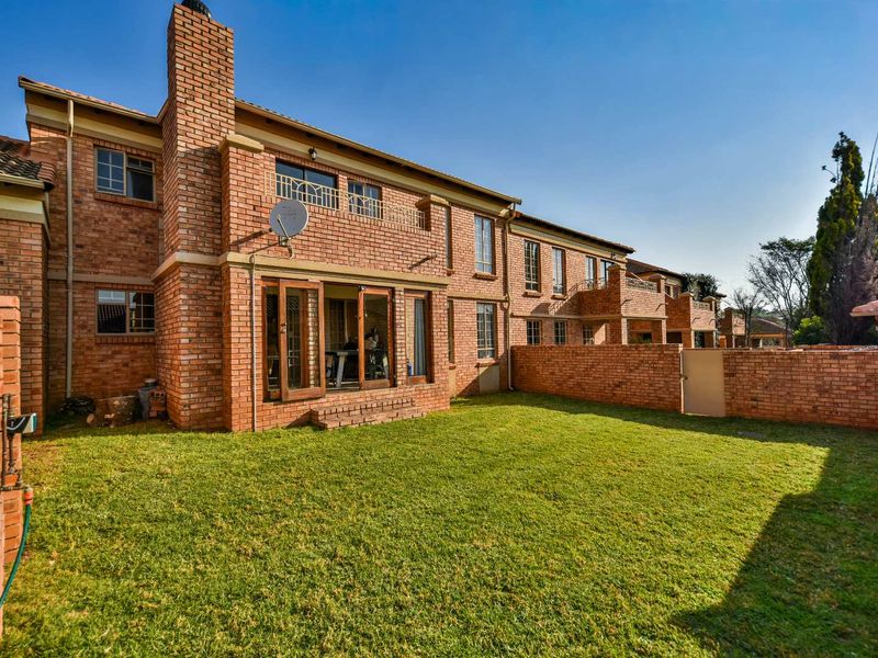 Neat, large three bedroom townhouse in security complex - Moreleta Park - Photo 1