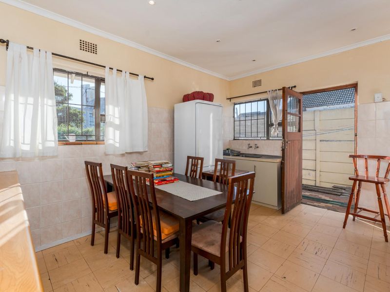 Spacious 6-Bedroom Family Home with Dual-Living Potential in Retreat - Photo 8