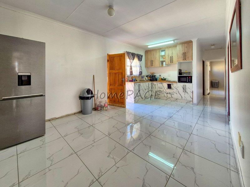 Kuisebmond, Walvis Bay:  3 Bedr Home with 3 Flats is for sale - Photo 7