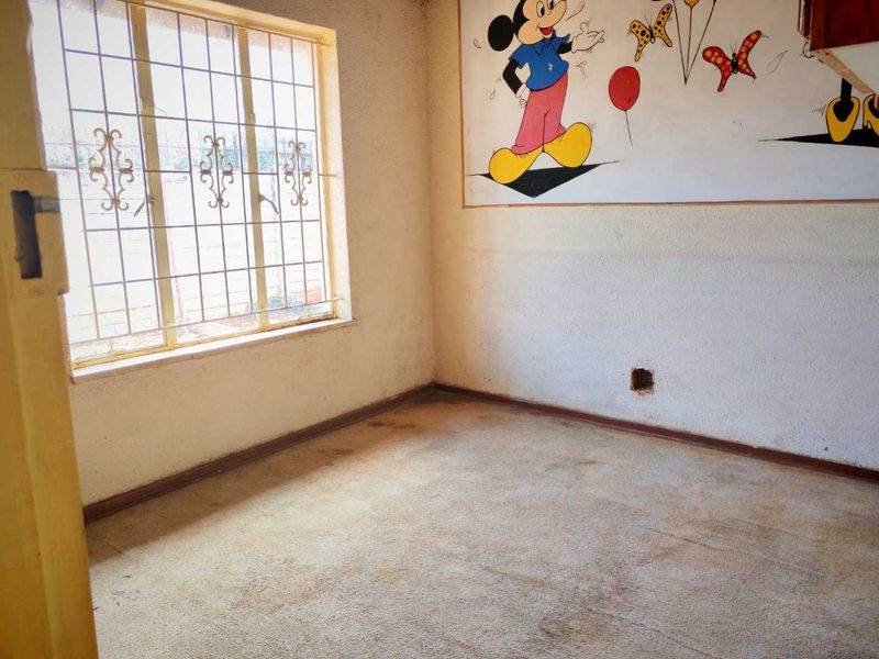 "Main Road Gem: Ideal for Home or Business Transformation!" - Photo 10