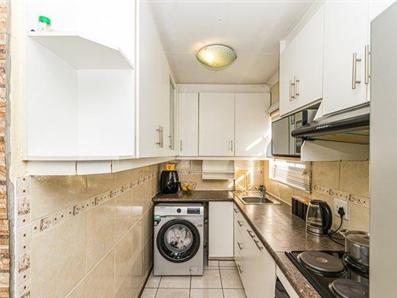 3-Bedroom Cozy Home in a Secure Enclosed Complex – Protea Glen Ext 11 - Photo 4