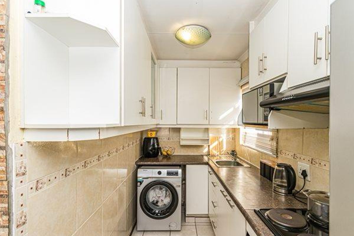 3-Bedroom Cozy Home in a Secure Enclosed Complex – Protea Glen Ext 11 - Photo 4