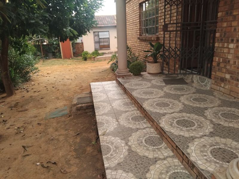 Big beautiful house in Soshanguve south - Photo 1