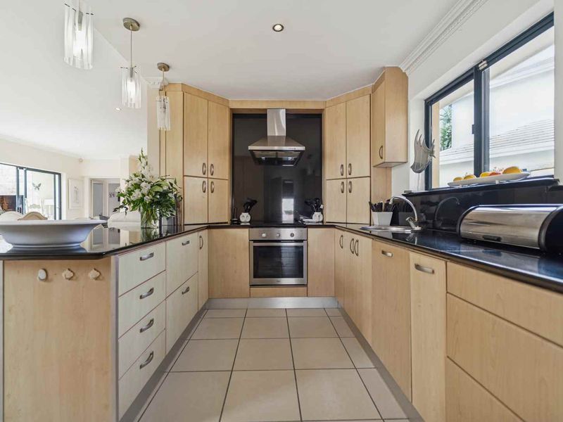 Sunset Links Golf Estate – Elegant Family Home with Income Potential - Photo 9