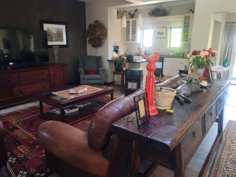 EXCLUSIVE MANDATE - BEAUTIFUL FAMILY HOME- IDEAL FOR THE ENTERTAINER - Photo 6