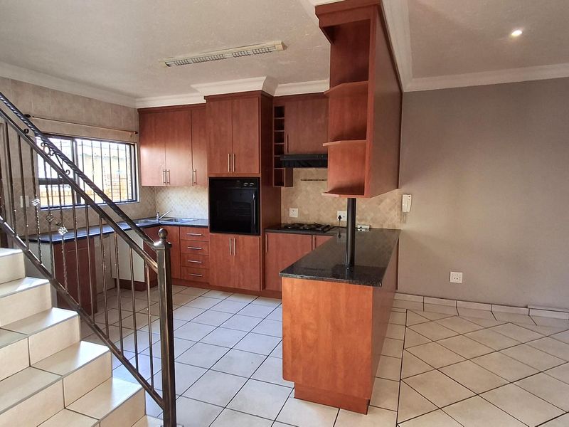 Small secure estate with full tittle properties - Photo 4