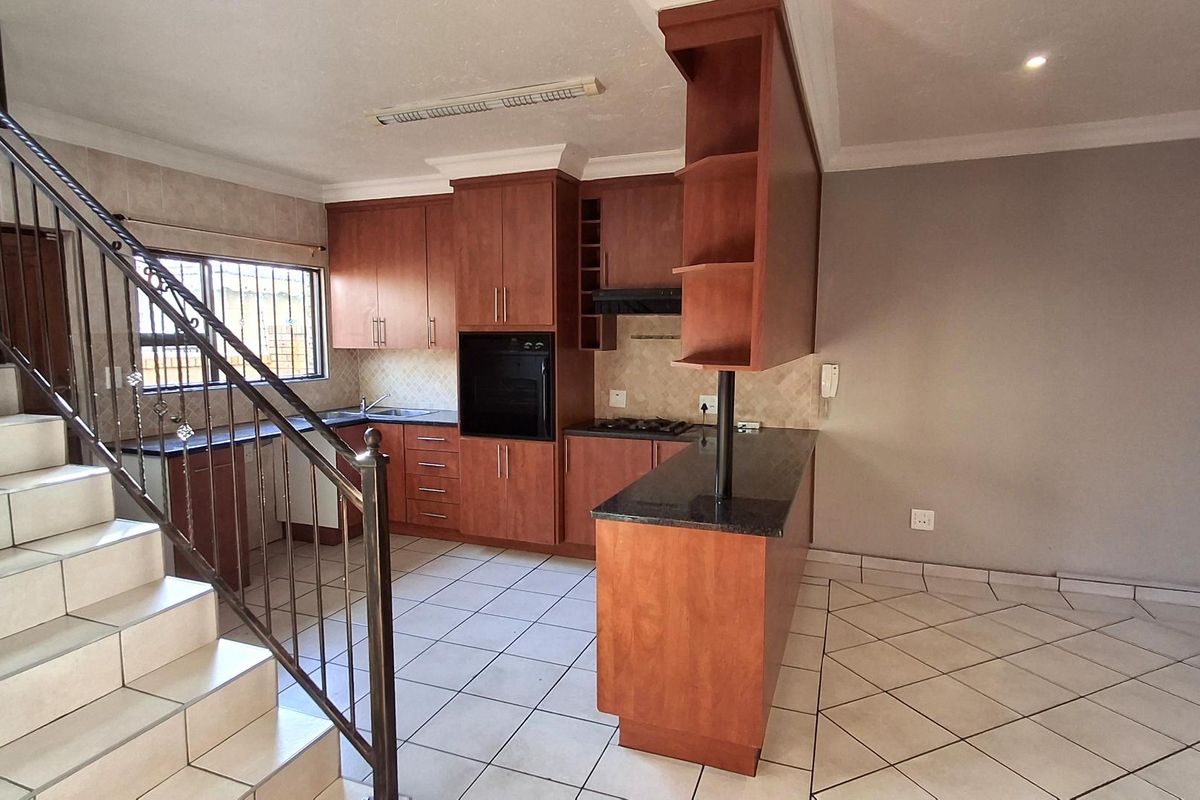 Small secure estate with full tittle properties - Photo 4