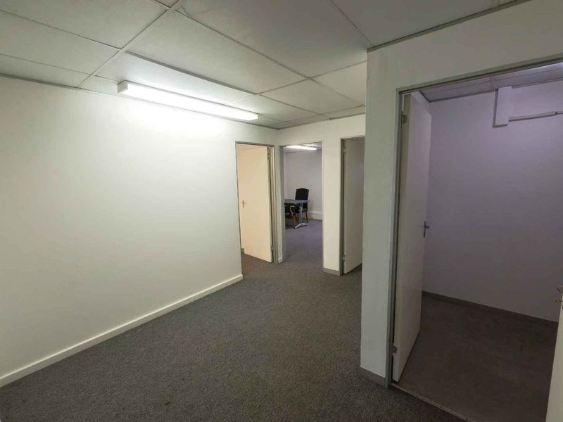 Secure double volume warehouse/offices to let - Montague Gardens. - Photo 7