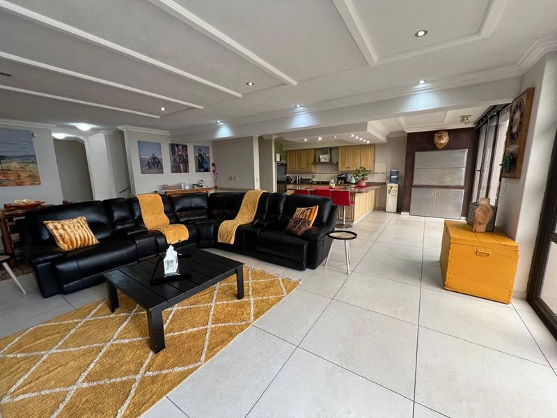 FOR SALE - 4 BEDROOM BEACHFRONT DOUBLE STORY DUET IN LONGBEACH, NAMIBIA - Photo 10