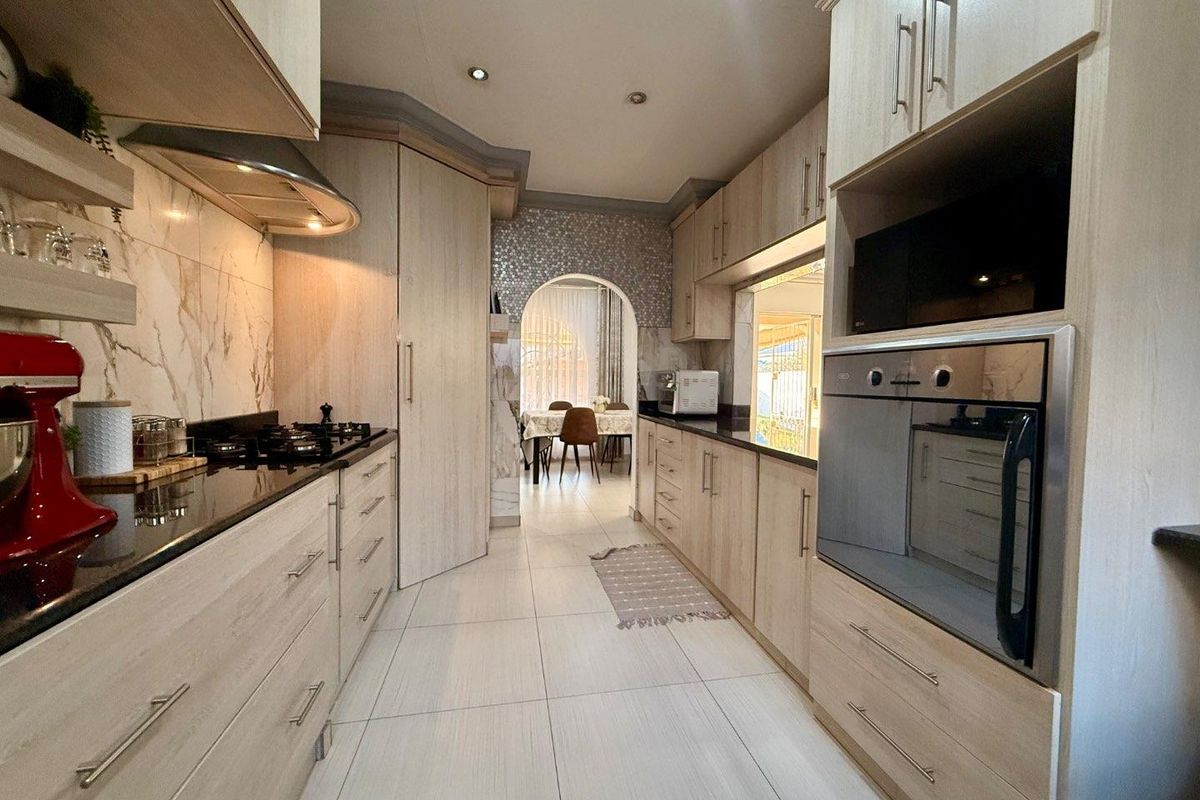 Beautiful 3 bedroom Townhouse for sale - Photo 4
