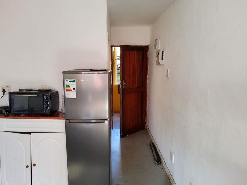 **Charming 3-Bedroom Flat in Secure, Family-Friendly Complex** - Photo 4