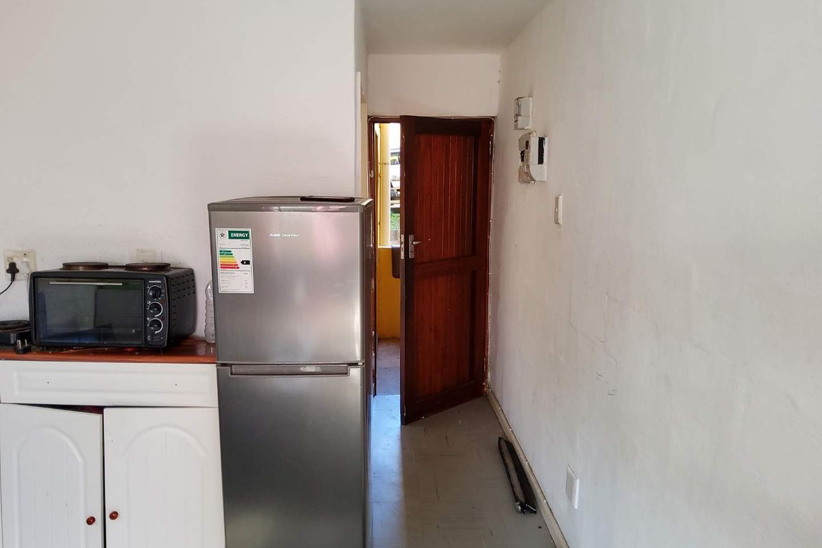 **Charming 3-Bedroom Flat in Secure, Family-Friendly Complex** - Photo 4