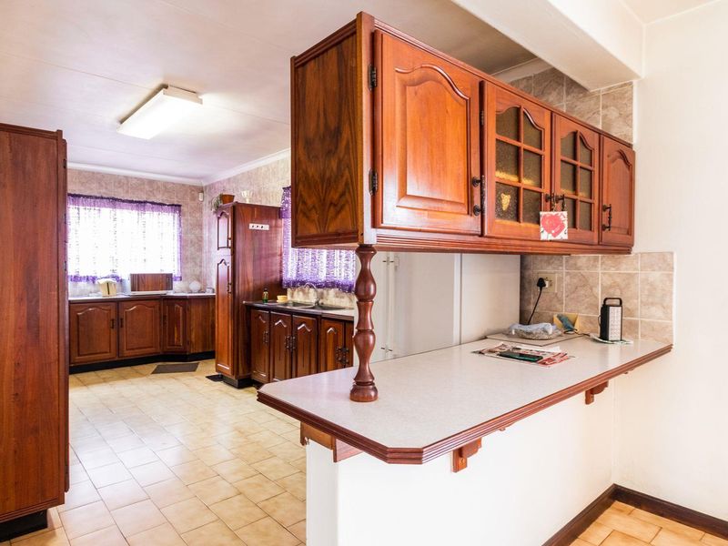 Charming Double Story 3 bedroom home - Photo 8