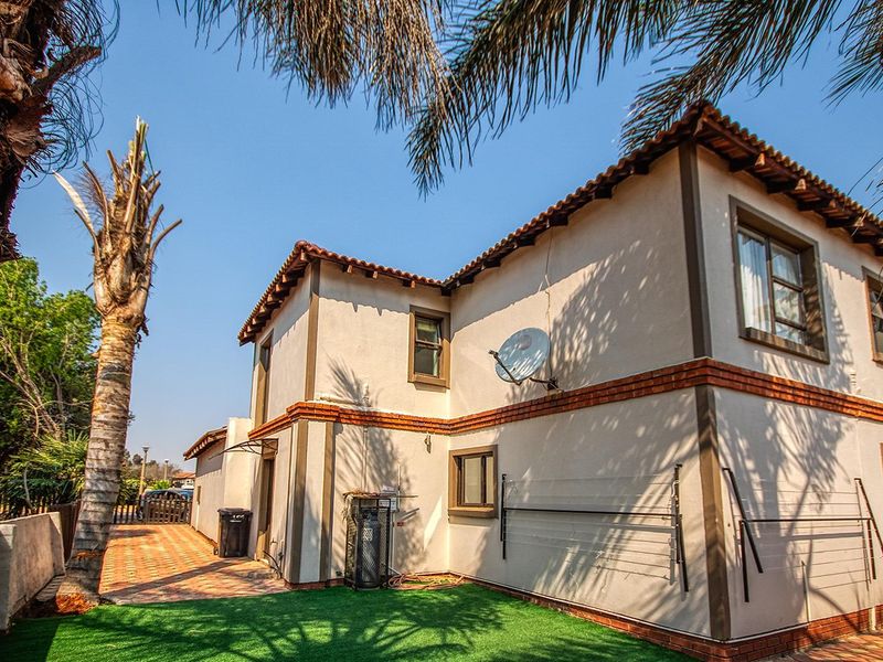 Corner double storey Meyersig Lifestyle Estate property on a big stand! - Photo 3